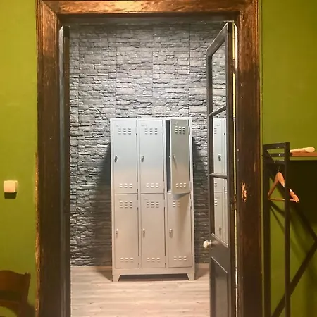 Titan House Albergue *